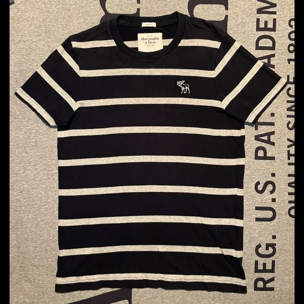 Navy blue w/ gray strips Abercrombie short sleeve tee shirt - Picture 1 of 1